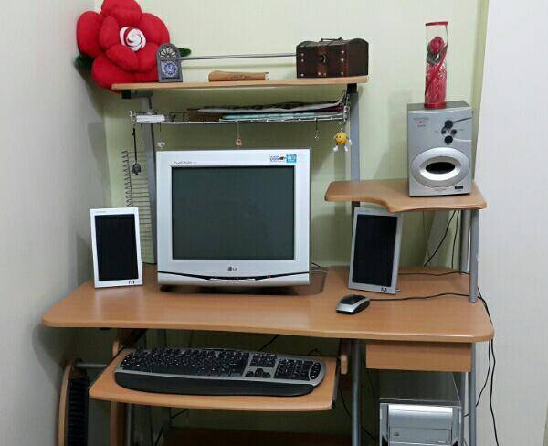 کامپیوتر همراه با میز