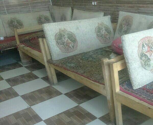 تخت سنتی همراه فرش و پشتی،قلیان،میز،سماور