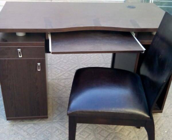میز تحریر . کامپیوتر و صندلی