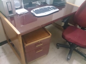 میز اداری و کامپیوتر