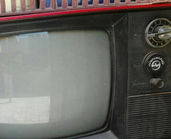 دو دستگاه تلوزیون قدیمی