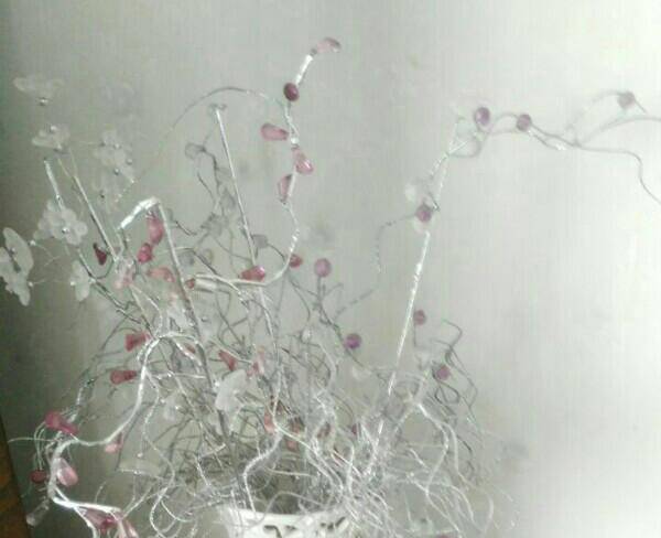 گلدان سفید به همراه ریسه گلها