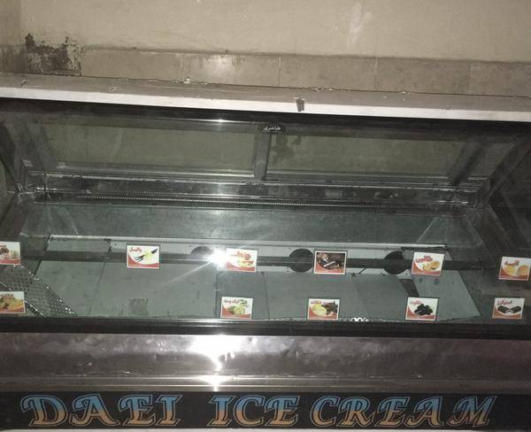 2 یخچال قابل استفاده در بستنی فروشی