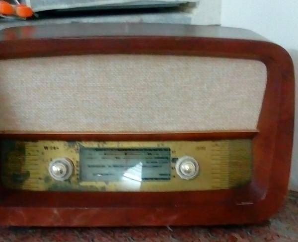رادیو قدیمی کلاسیک + میز بسیار زیبا