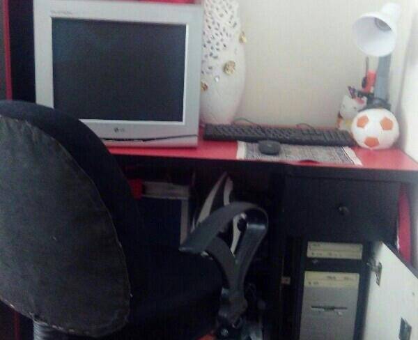 رایانه همراه با میزوصندلی