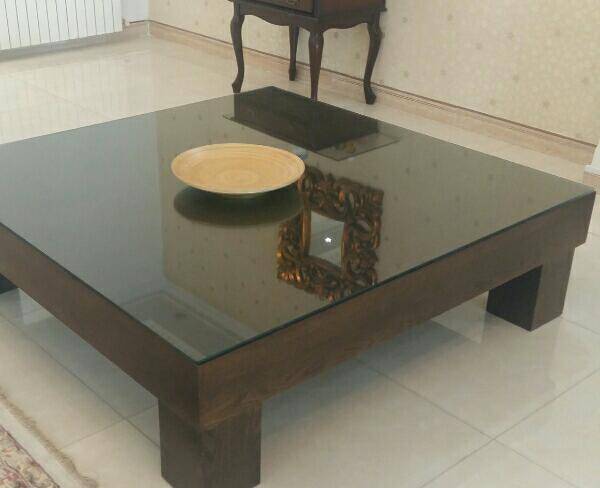 میز چوبی جلوی مبل مربع