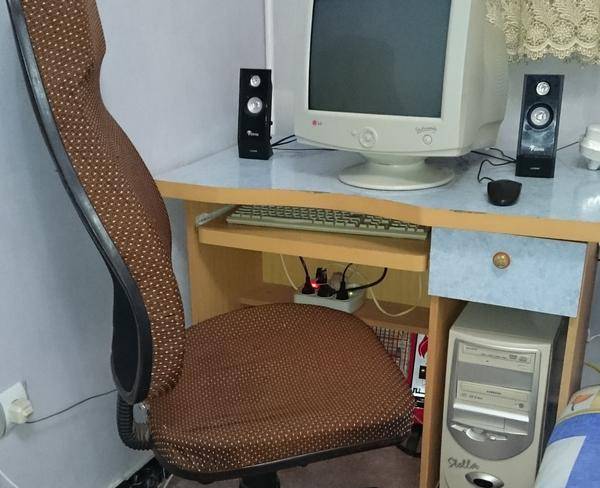 رایانه و میز و صندلی