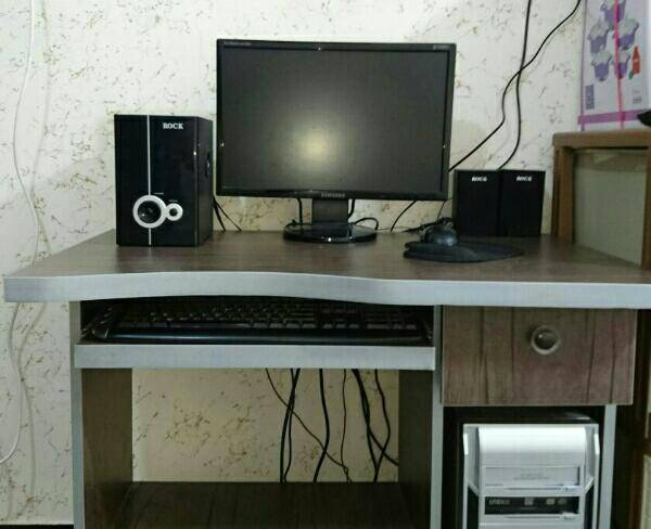 کامپیوتر سامسونگ و میز کامپیوتر تمیزززز