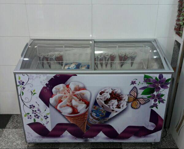 یخچال بستنی ویترینی.