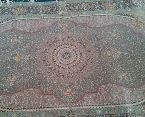 قالیچه تمام ابریشم بسیار زیبا و چشم نواز