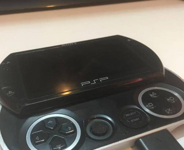 یک عدد PSP GO