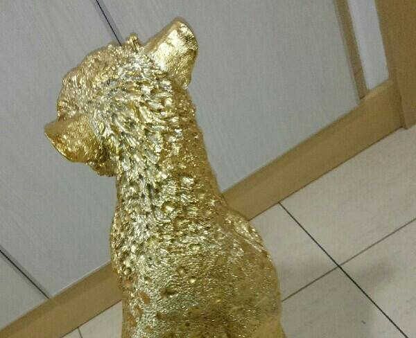 مجسمه طلایی یوز پلنگ
