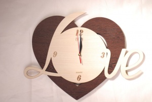 ساعت دیواری چوبی Love
