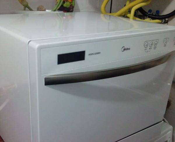 ماشین ظرفشویی کاملا در حد نو رو میزی