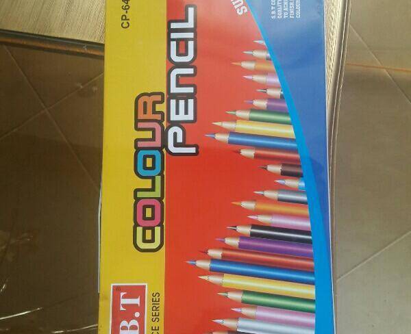 یک جعبه مداد رنگی 50 تایی
