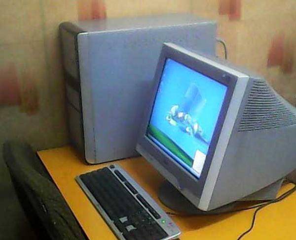 کامپیوتر با میز و صندلی