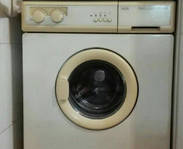 یک عدد ماشین لباسشویی