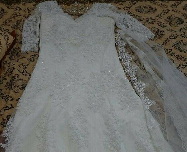 لباس عروس همراه با تاج وتور