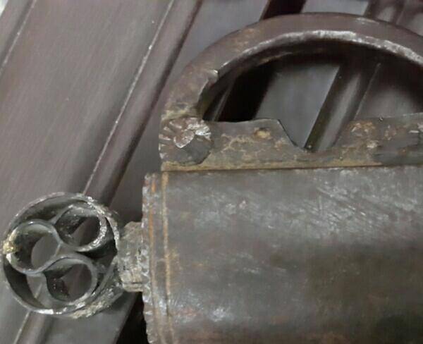 قفل قدیمی فولادی کاملا سالم