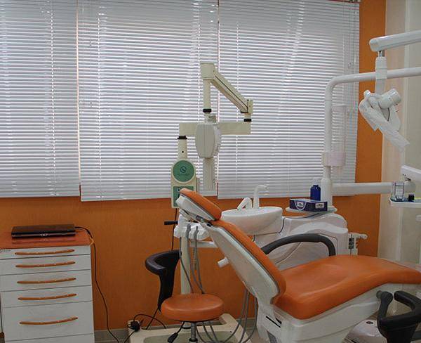 اتاق دندانپزشکی با تجهیزات