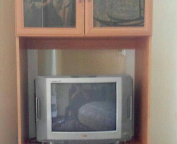 تلویزیون به همراه میز تلویزیون