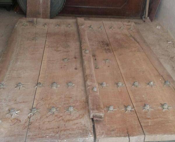 درب قدیمی چوبی با قدمت 200سال