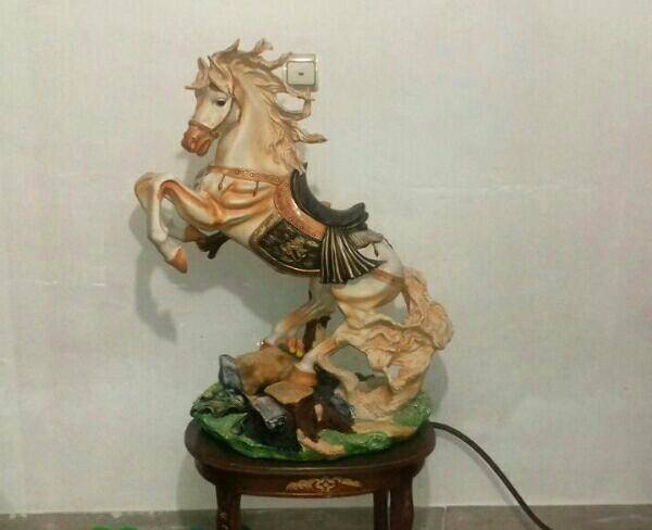 مجسمه اسب به همراه میز