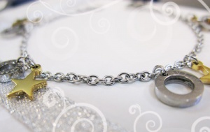 دستبند ستاره بولگاری با آویزهای مارک بولگاری و ستاره ، خرید پستی دستبند مارکدار بولگاری از جنس استیل درجه یک ، دستبند BVLGARI با طراحی فوق العاده زیبا