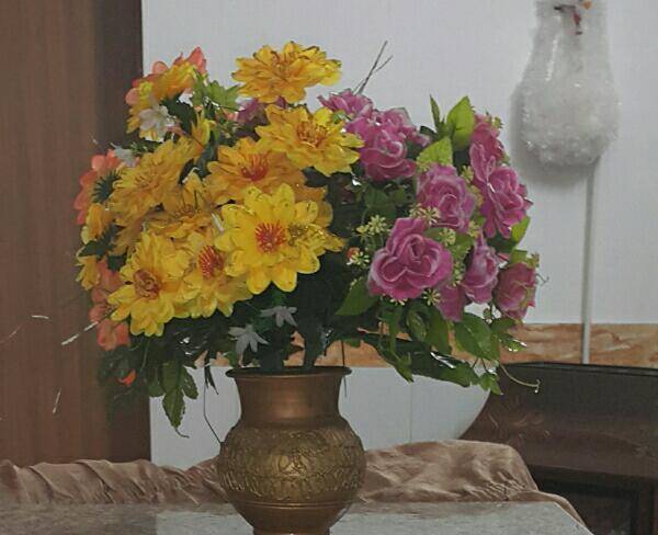 گل همراه با گلدان