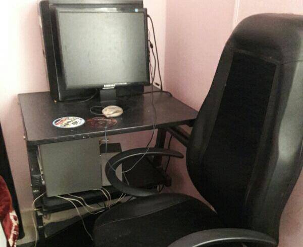 صندلی و میز کامپیوتر