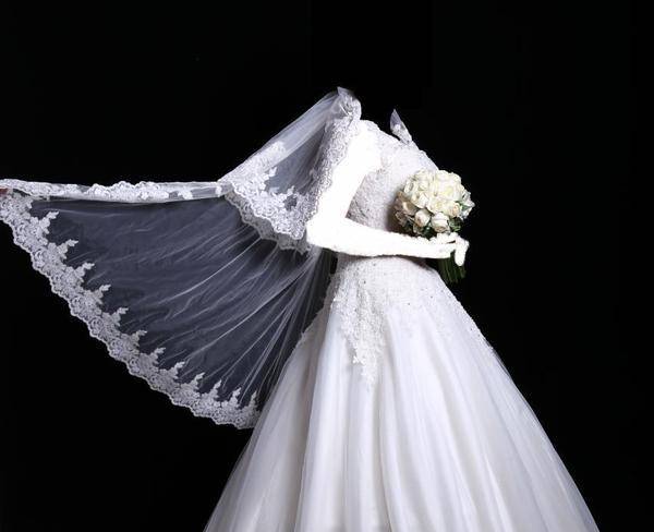 لباس عروس همراه با تور و ژپون
