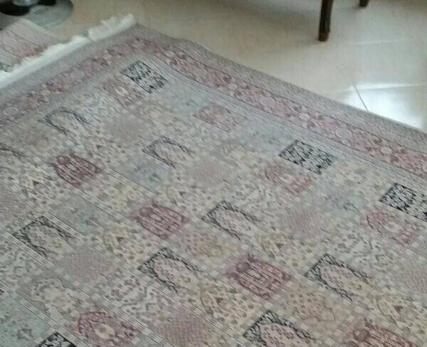 دوعدد فرش ابریشمی ماشینی و یک عدد قالیچه