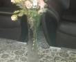یک گلدان بلور با گلهای مصنوعی