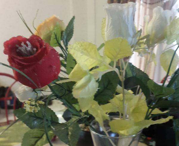 گلدان کریستال به همراه گل و میز