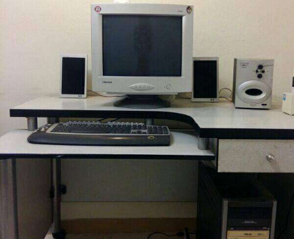میز کامپیوتر چرخ دار و کامپیوتر