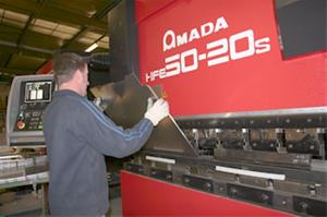 انجام خدمات پانچ ، خم CNC با دستگاه AMADA