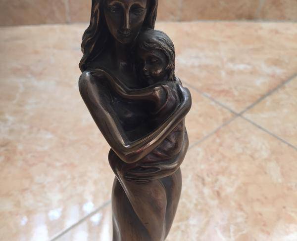 مجسمه مادر و بچه