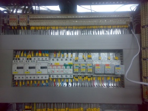 طراحی و نصب و راه اندازی انواع تابلو برق , بانک خازن , سیستم های برق صنعتی و اتوماسیون و PLC