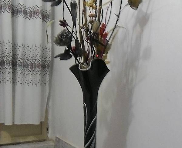 گلدان تزیینی به همراه گلهای مصنوعی