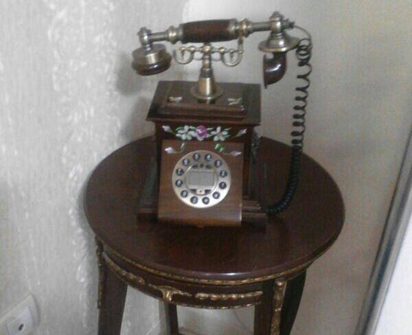 تلفن قدیمی و میز
