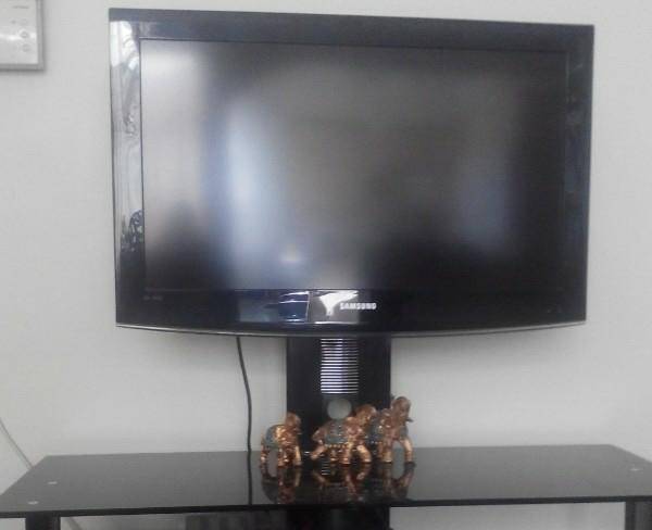 تلویزیون LCD 32 سامسونگ با میز