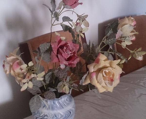 گلدان و گل مصنوعی زیبا