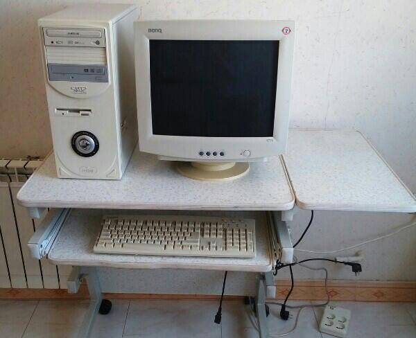 میز کامپیوتر و سیستم