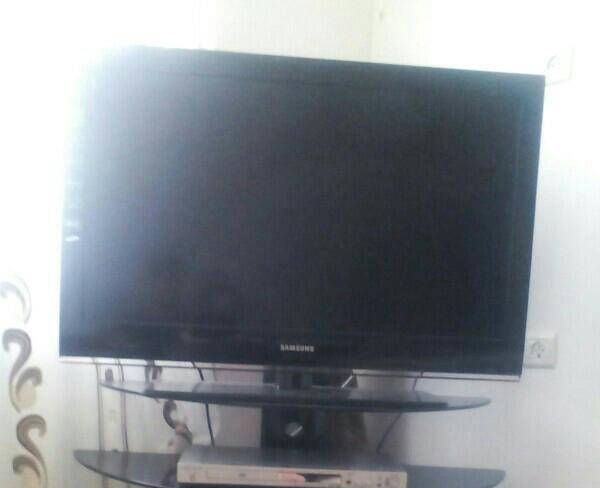 یک دستگاه تلویزیون سامسونگ ۴۰اینچ