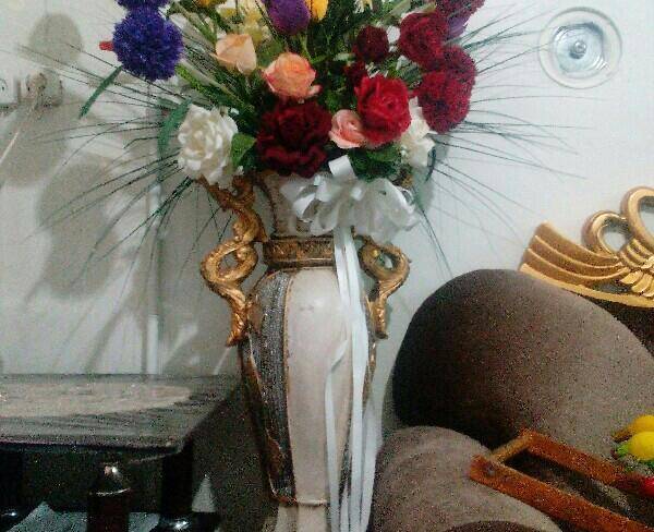 گلدان با انواع گلهای زیبا