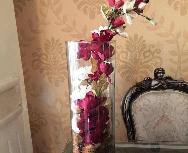 گلدان شیشه ای و گل دکوری