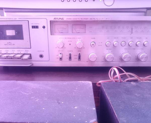رادیو ضبط قدیمی و یک جفت باند
