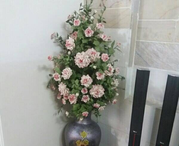 گلدان بزرگ با گلهای رز زیبا