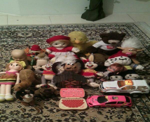 تعدادی عروسک و اسباب بازی