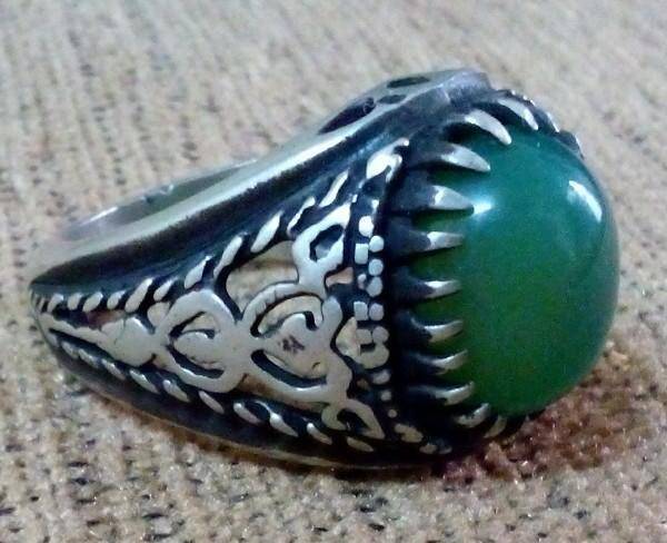 انگشتر سیاه قلم نقره با سنگ عقیق سبز